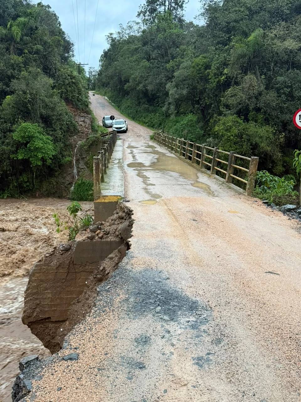 Fortes chuvas elevam nível dos rios e provocam danos em estruturas em Lauro Müller; veja fotos — foto 2