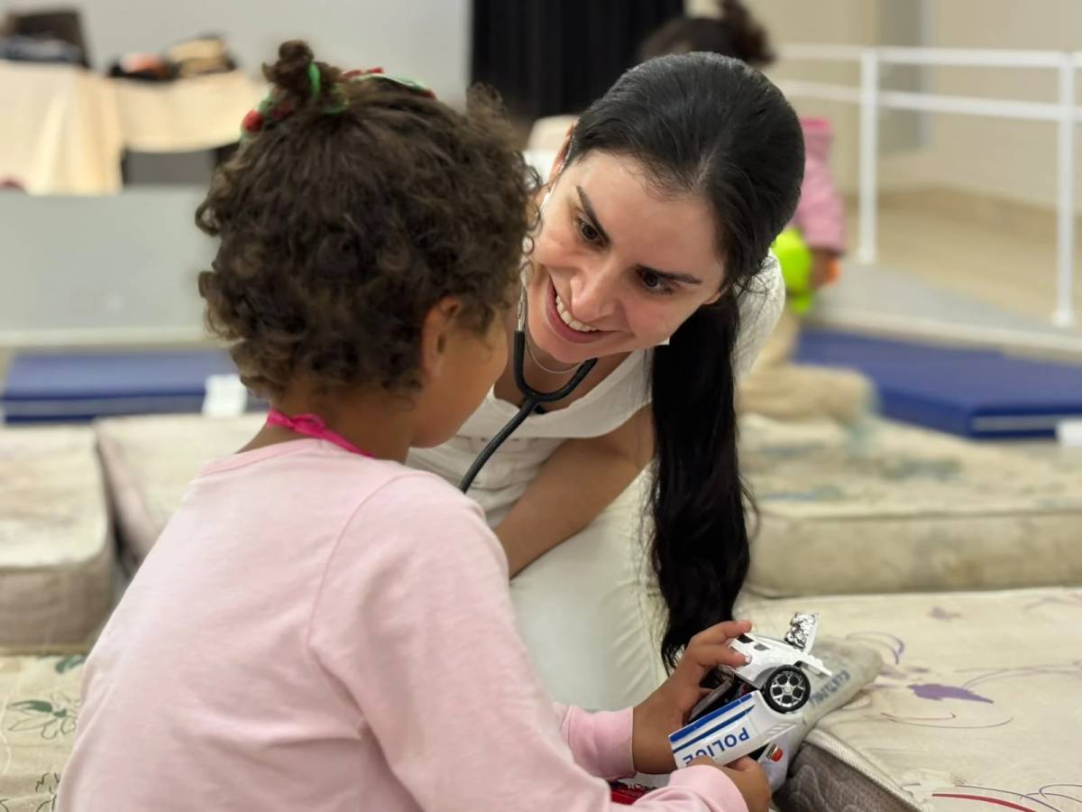Biomédica realiza atendimento voluntário em abrigo após chuvas atingirem o Sul de SC — foto 1