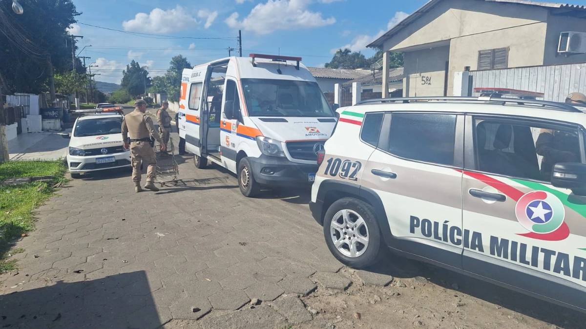 PM remove carrinhos de supermercados usados como obstáculos na região dos trilhos em Criciúma — foto 8