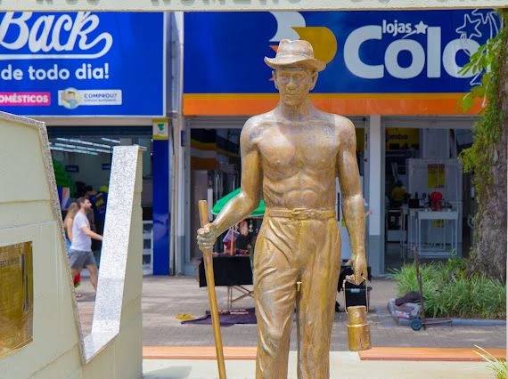 Monumento ao Mineiro é vandalizado em Criciúma — foto 2
