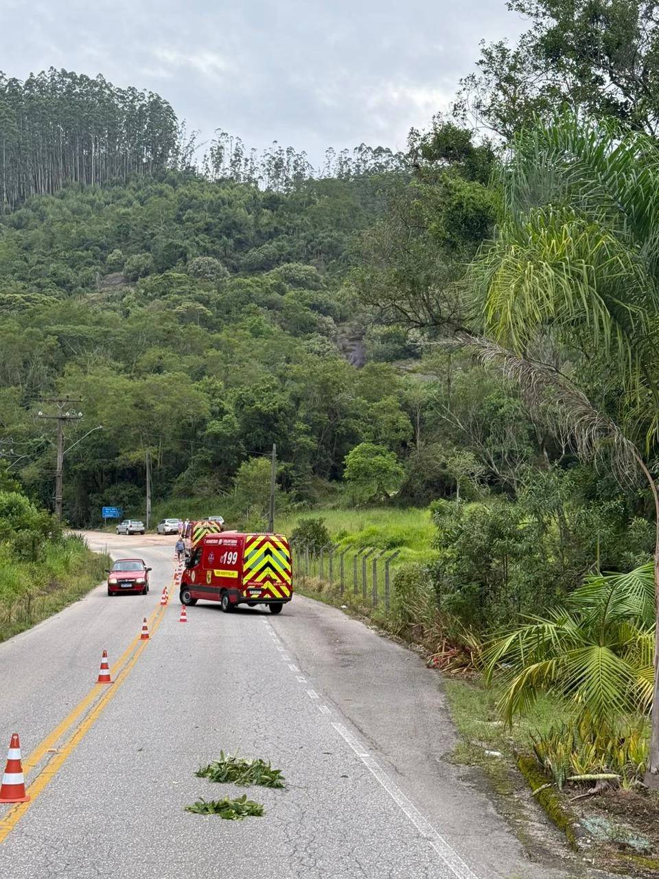 Colisão entre carro e moto deixa duas pessoas feridas — foto 2