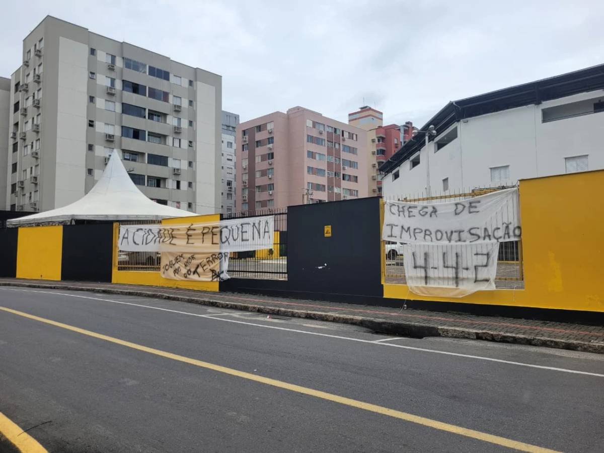 VÍDEO: com faixas espalhadas pelo HH, torcida do Criciúma protesta e pede: ‘chega de improvisação’ — foto 2