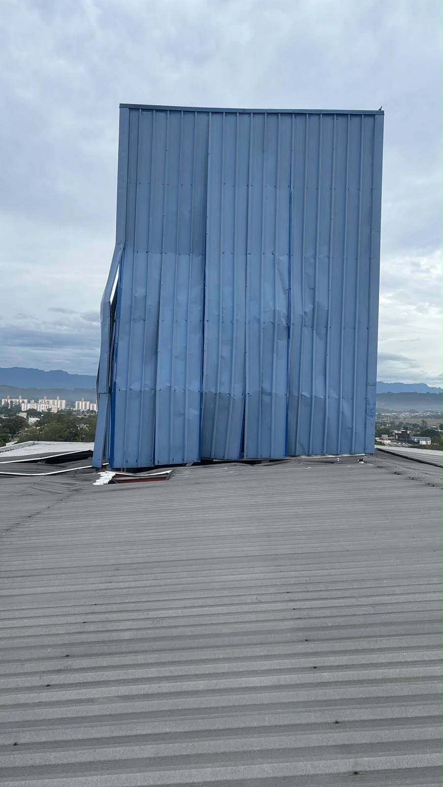Fotos e vídeo: rompimento de caixa d’água suspende atividades da Apae de Criciúma — foto 2