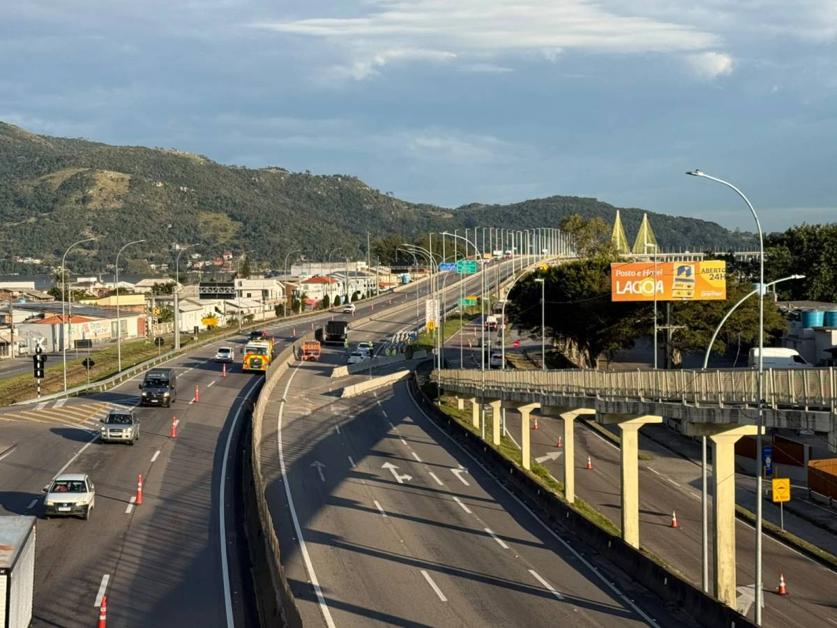 Interdição parcial na Ponte de Laguna provoca filas na marginal da BR-101 — foto 1
