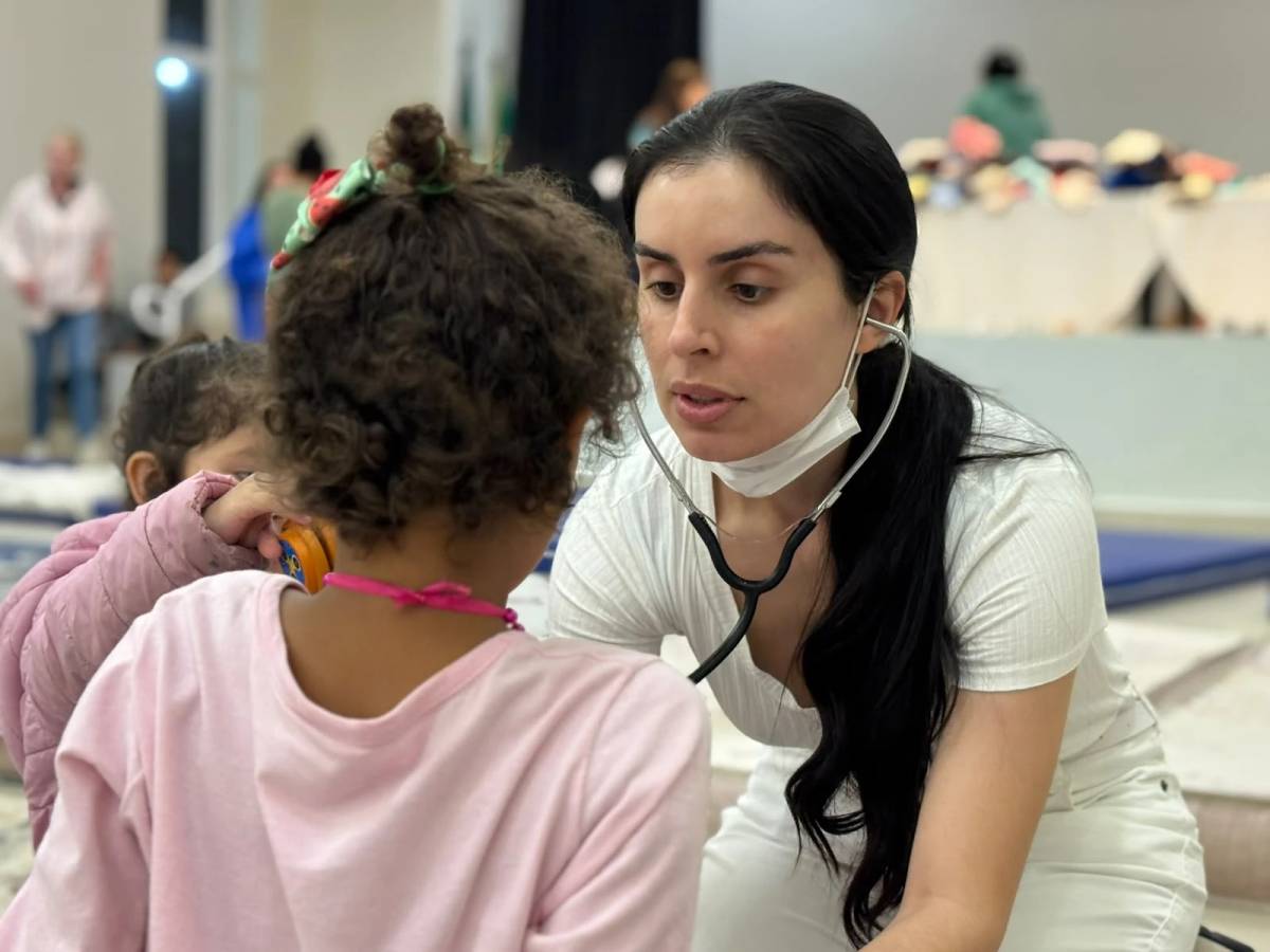 Biomédica realiza atendimento voluntário em abrigo após chuvas atingirem o Sul de SC — foto 3