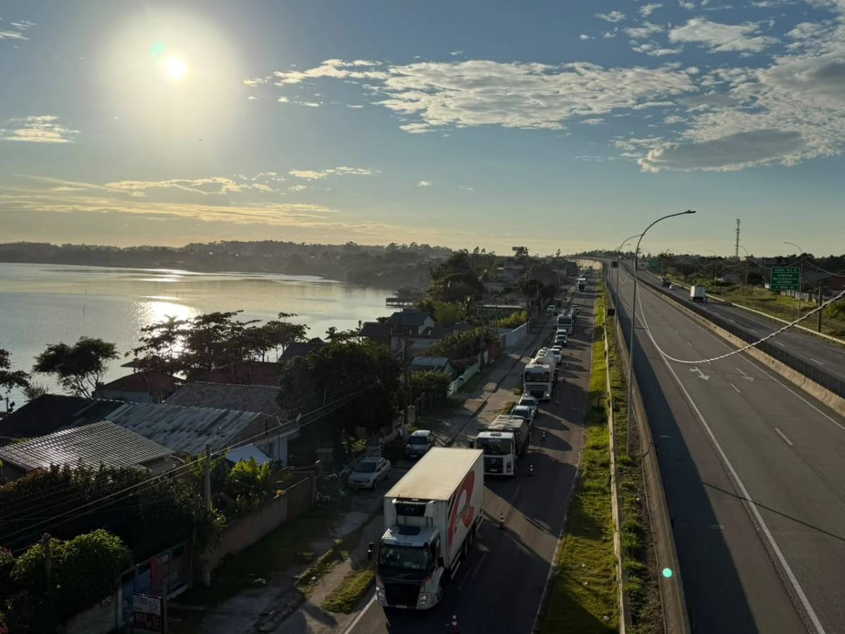 Interdição parcial na Ponte de Laguna provoca filas na marginal da BR-101 — foto 2