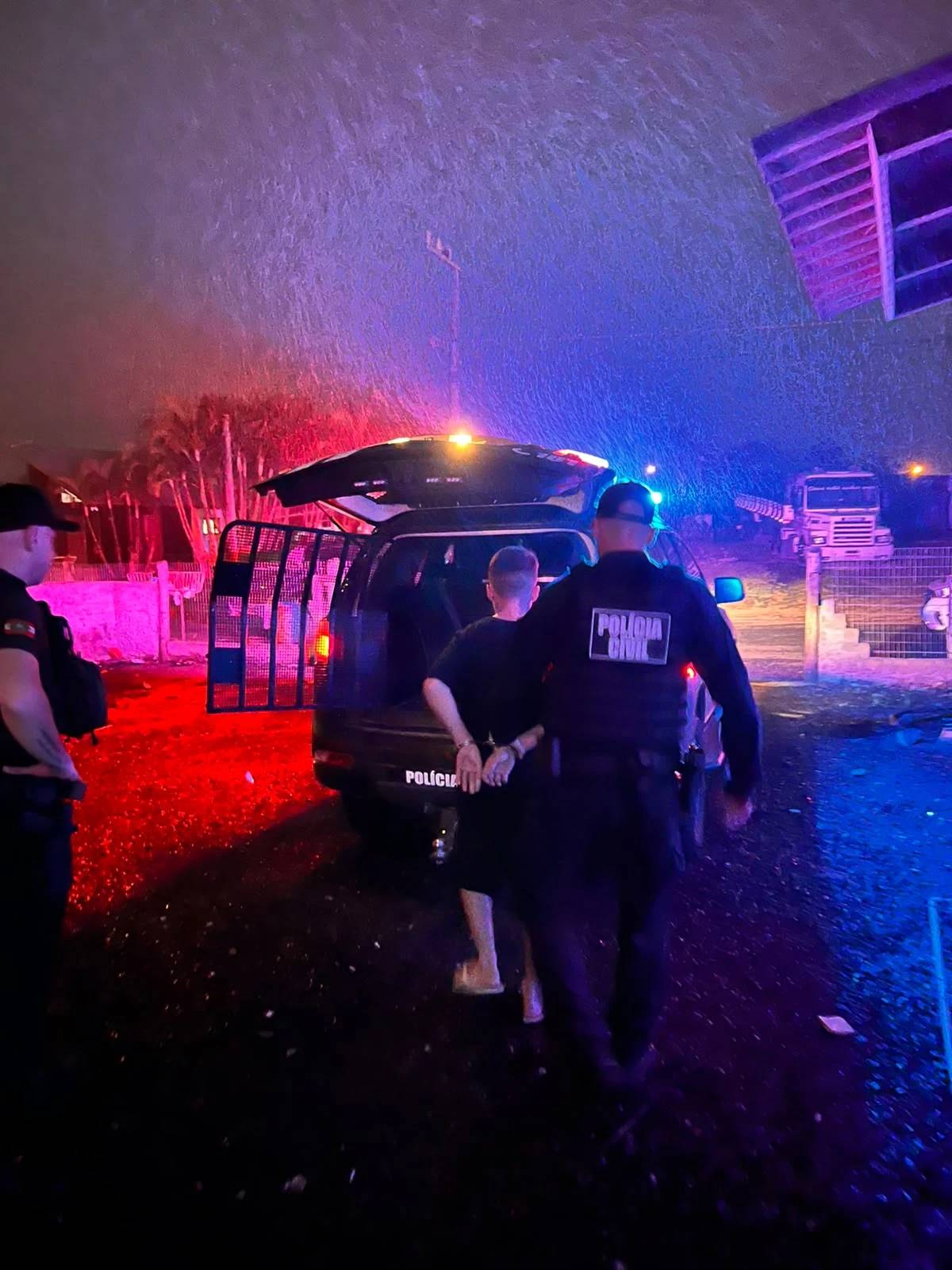 Operação da Polícia Civil prende três e cumpre nove mandados de busca em Criciúma e região; veja fotos — foto 5