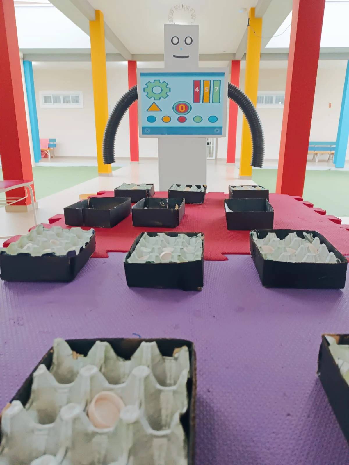 Conheça o Bob! Professor constrói robô e leva diversão para as salas de aula — foto 1