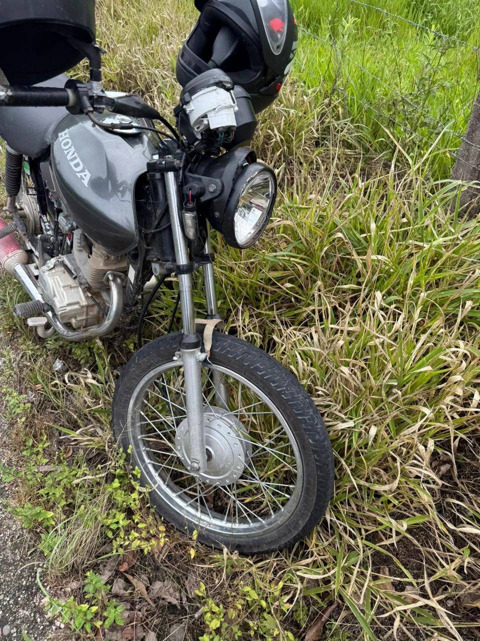 Colisão entre carro e moto deixa duas pessoas feridas — foto 1