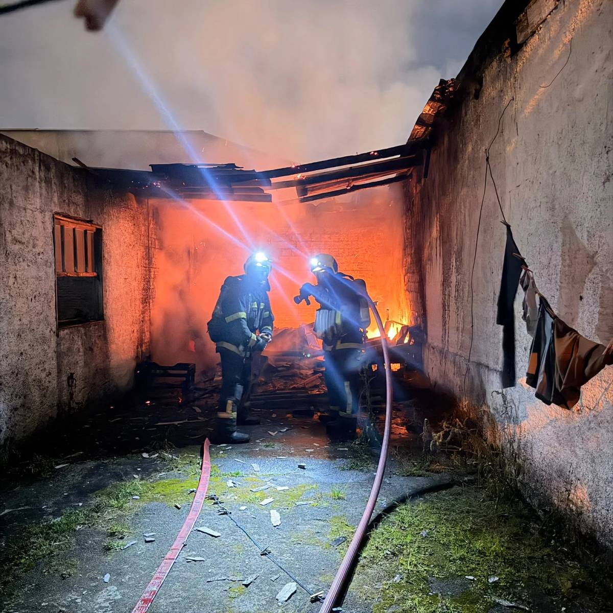 Garagem é atingida por incêndio em Criciúma — foto 2