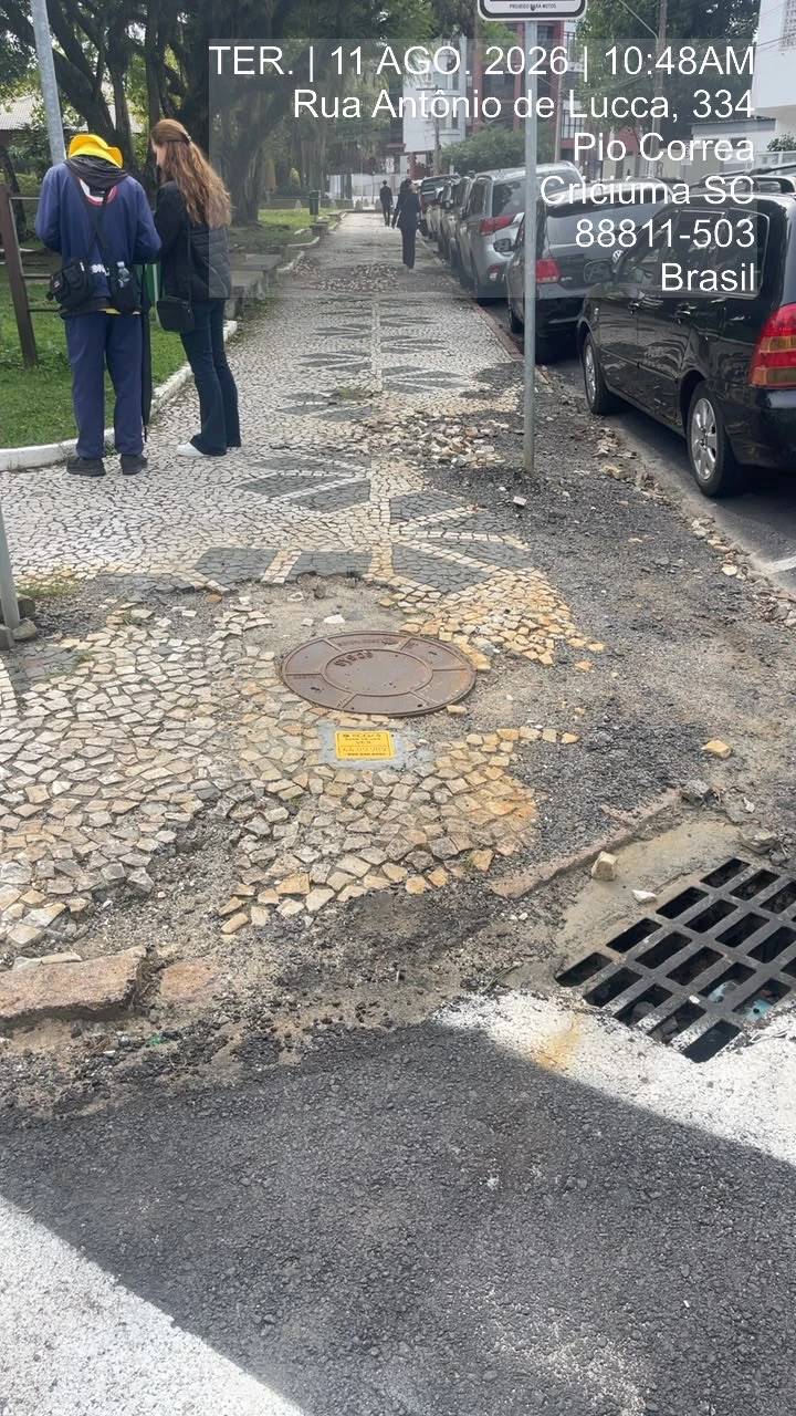 Vereador cobra reconstrução de calçada e manutenção de bocas de lobo em praça de Criciúma; veja fotos — foto 1