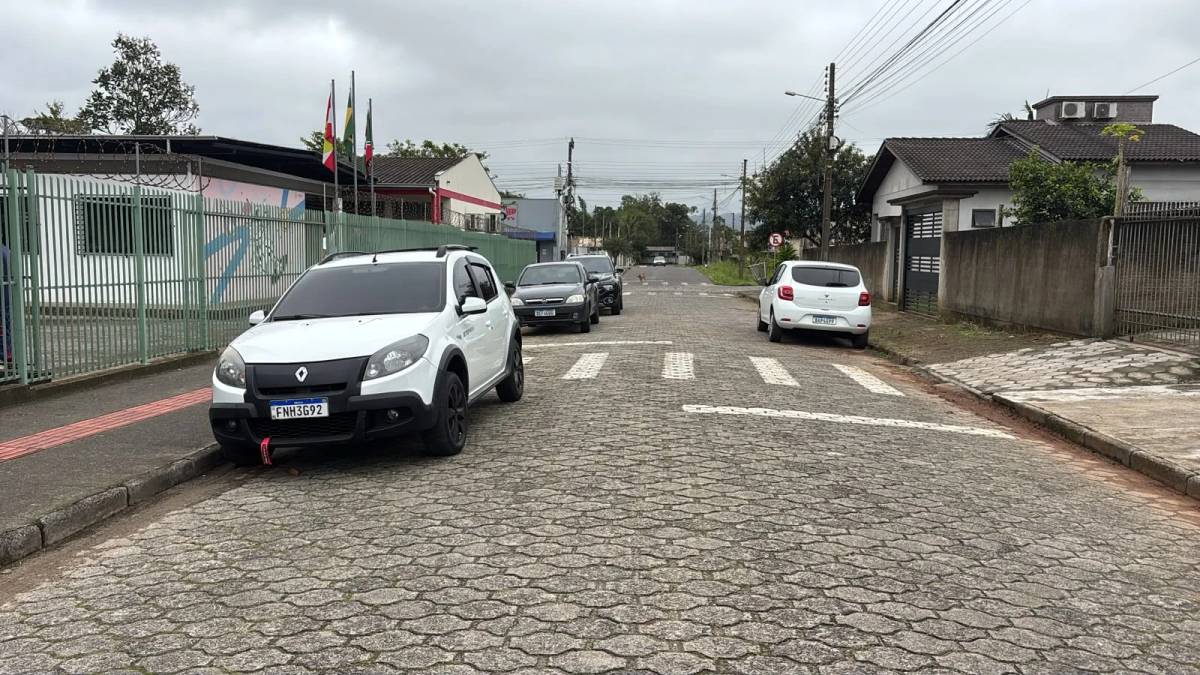 Trânsito em frente à escola gera pedidos por mudança em Criciúma — foto 2