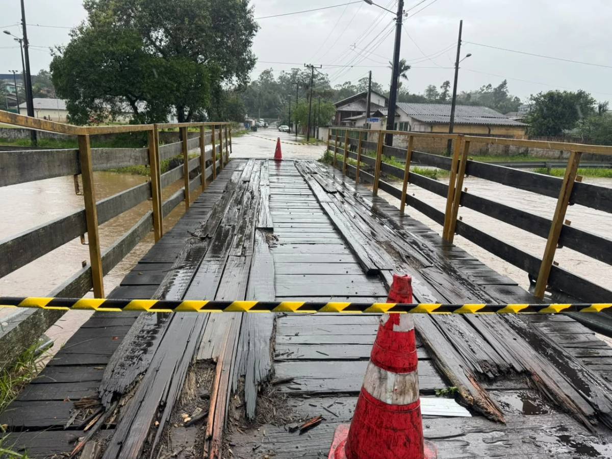 Rio Sangão ultrapassa calha e água invade casas em Criciúma; veja vídeo e fotos — foto 1