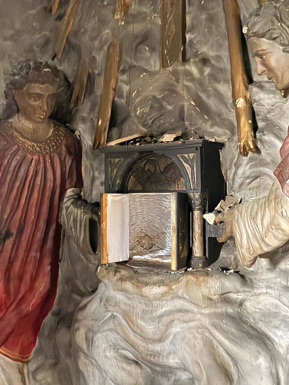 'Não haverá conserto': igreja de Treze de Maio passa por perícia, e padre confirma nova construção — foto 2