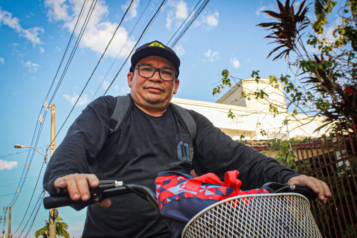 De bicicleta, Gomes volta para casa, onde separa, limpa e processa o açaí.