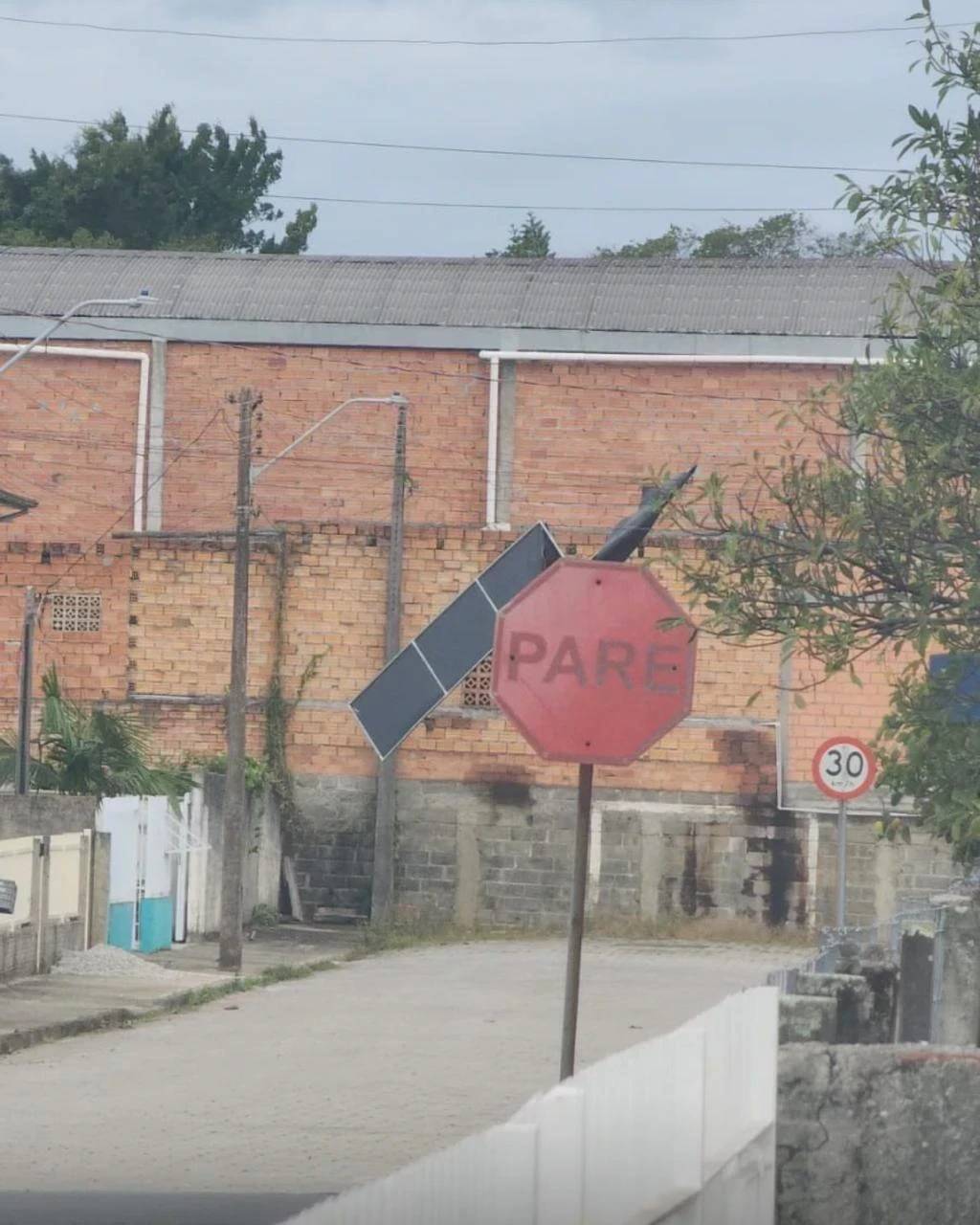 Placa voa e atinge fiação elétrica no bairro Presidente Vargas, em Içara, deixando moradores sem energia