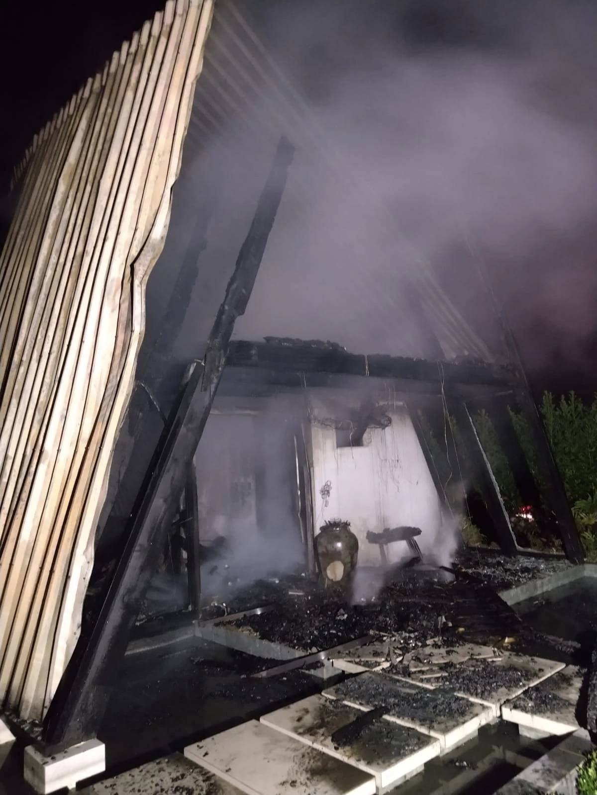 Incêndio destrói cabana de pousada em Jacinto Machado — foto 2