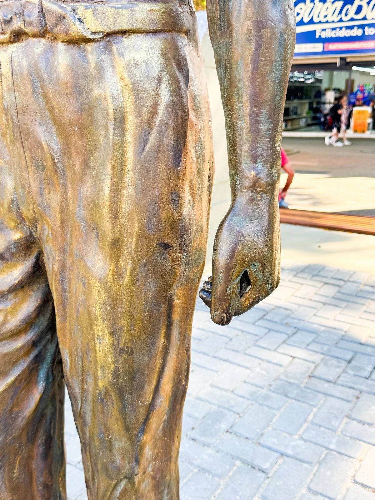 Monumento ao Mineiro é vandalizado em Criciúma — foto 1