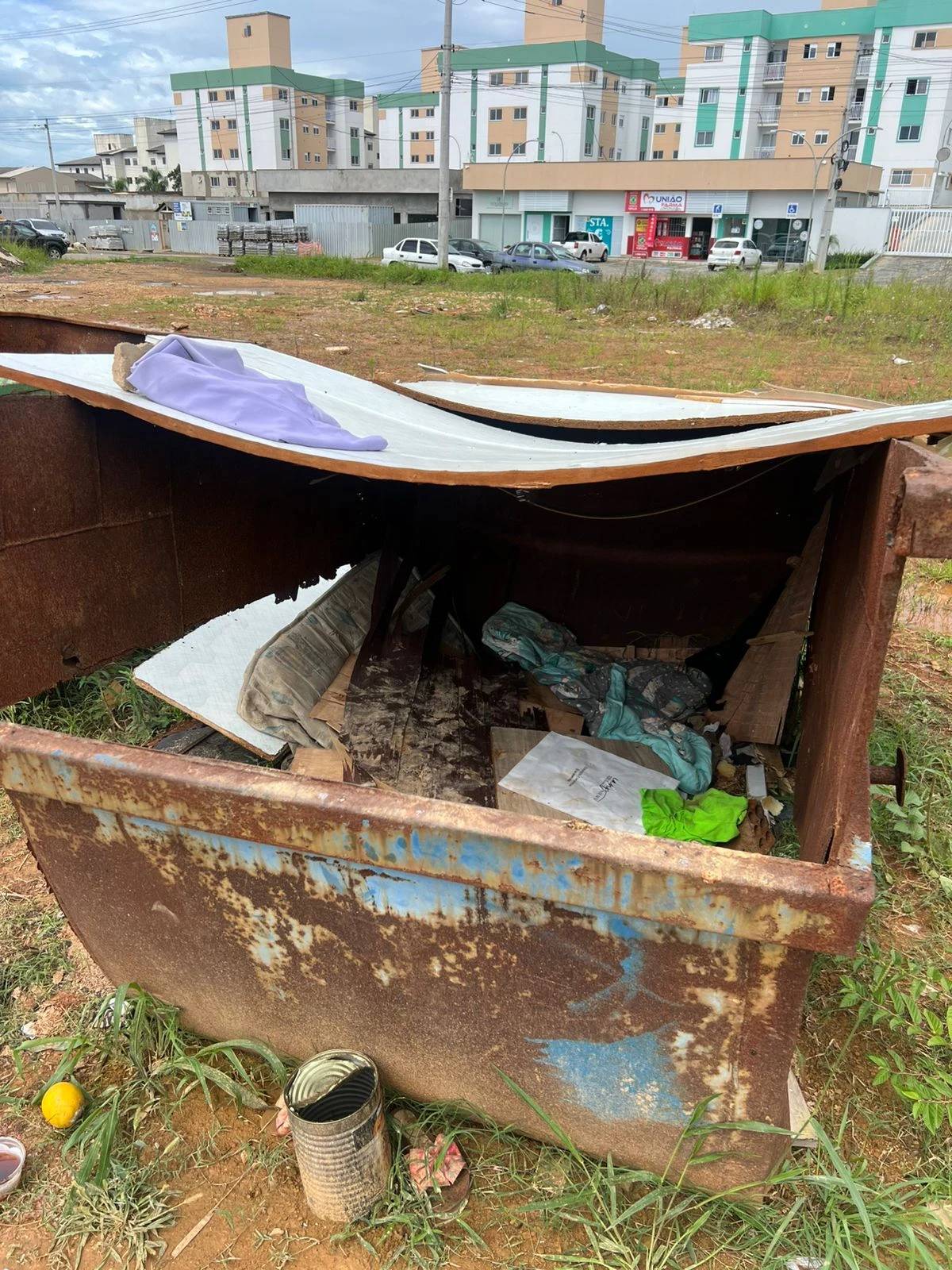 Cascões de lixo servem de moradia para pessoas em situação de rua em Criciúma; veja fotos — foto 1