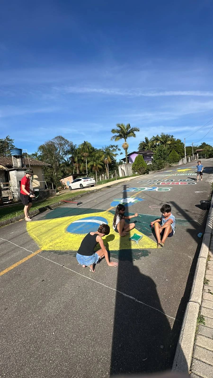 Crianças de Nova Veneza pintam rua e resgatam clima de Copa do Mundo — foto 4
