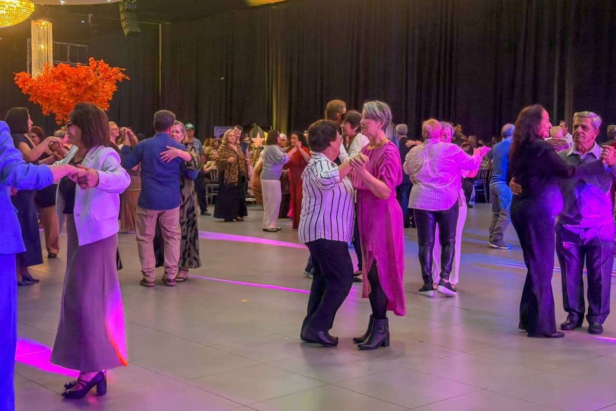 Baile das Estrelas da Afasc reúne três mil idosos em tarde de convivência e integração — foto 1