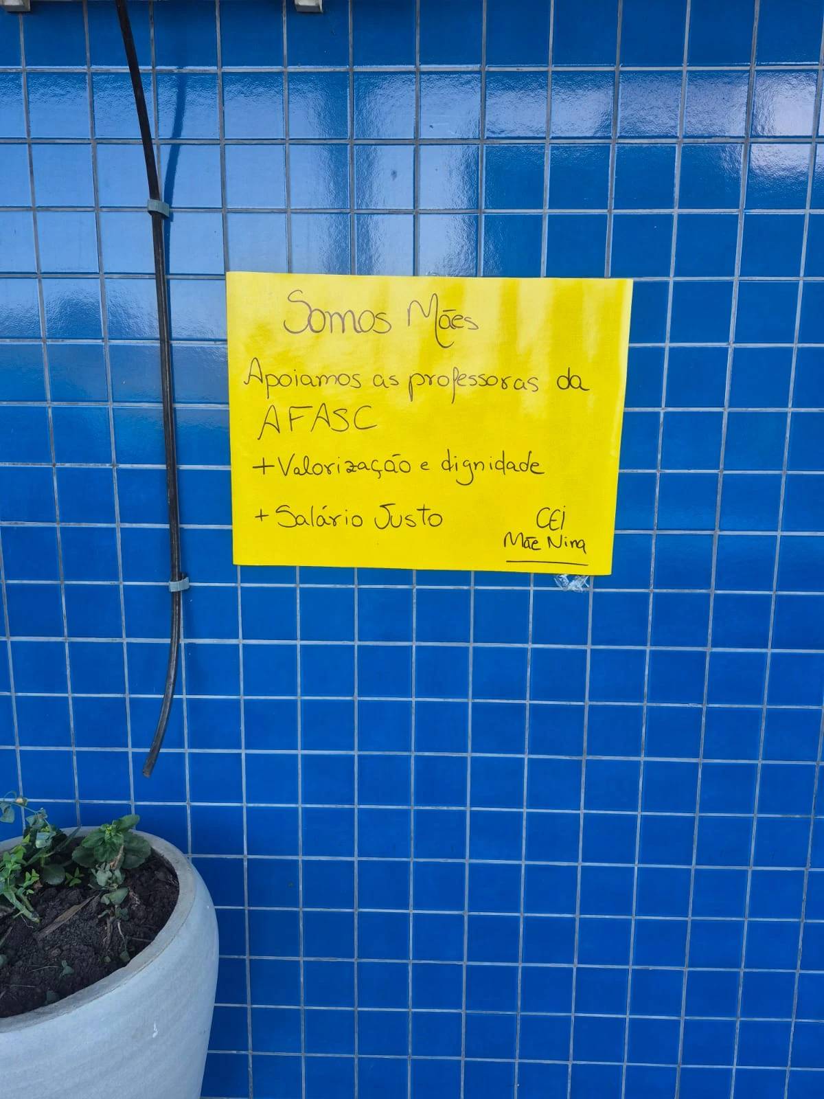 Com greve marcada para esta terça-feira, pais espalham cartazes nos CEIs da Afasc — foto 1