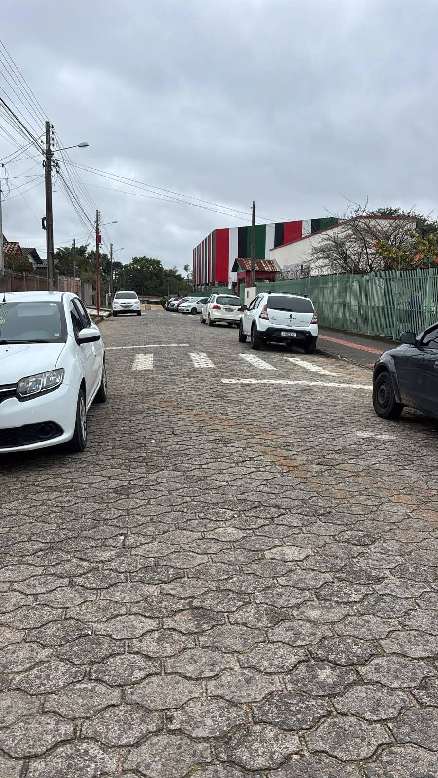 Trânsito em frente à escola gera pedidos por mudança em Criciúma — foto 1