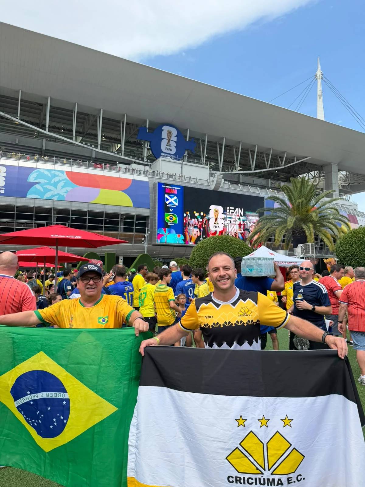Torcedor de Criciúma ganha destaque mundial após bandeira aparecer em gol de Vinicius Júnior — foto 9
