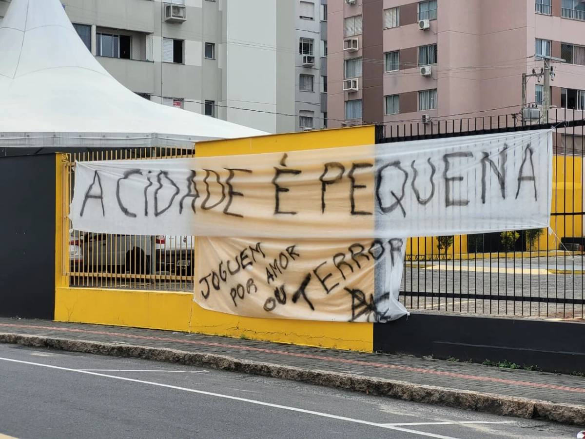 VÍDEO: com faixas espalhadas pelo HH, torcida do Criciúma protesta e pede: ‘chega de improvisação’ — foto 3