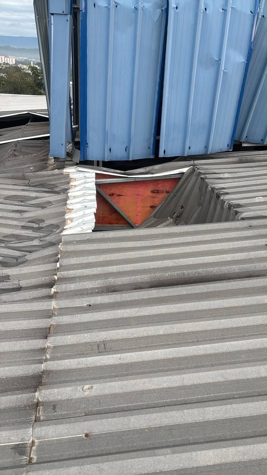 Fotos e vídeo: rompimento de caixa d’água suspende atividades da Apae de Criciúma — foto 1