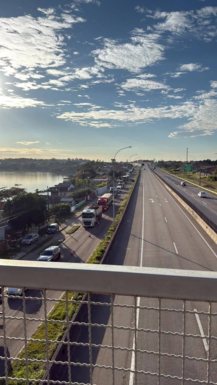 Interdição parcial na Ponte de Laguna provoca filas na marginal da BR-101 — foto 4