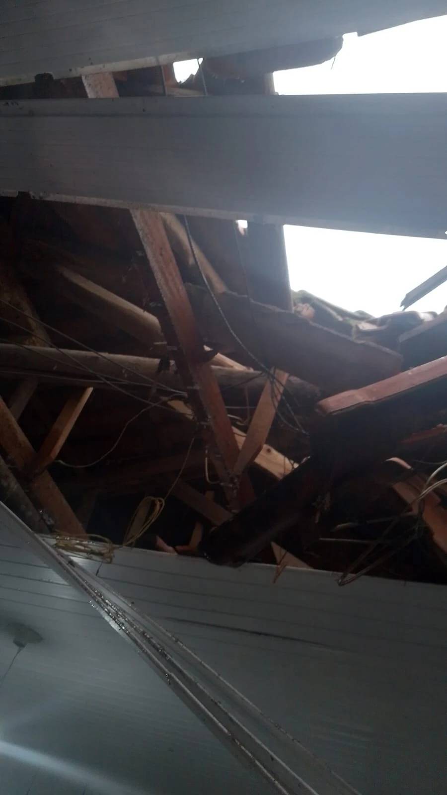 Fotos: chuva provoca quedas de muros e destelhamento no Sul de SC — foto 1