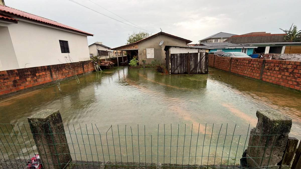 Fotos e vídeos: chuva provoca alagamentos e três destelhamentos em Balneário Rincão — foto 1
