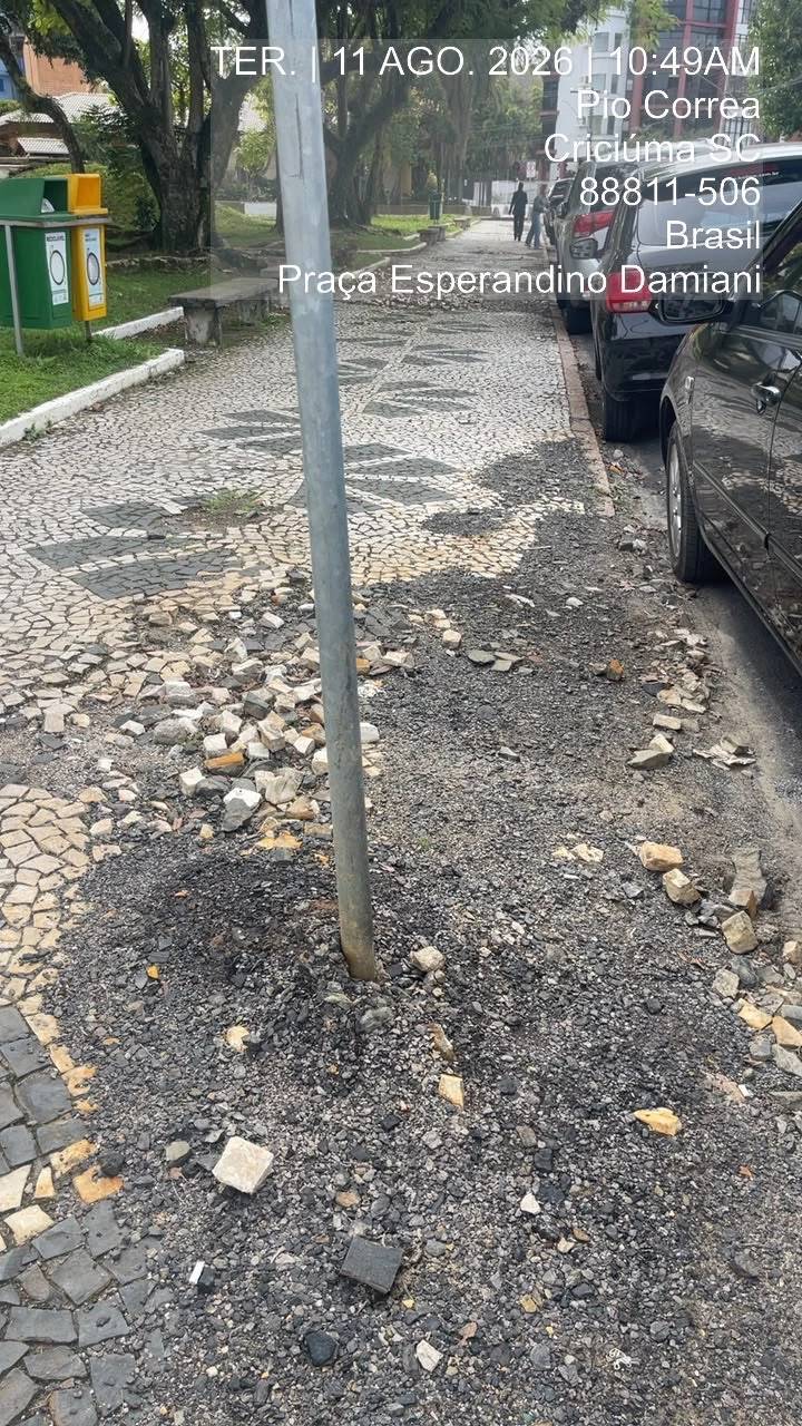 Vereador cobra reconstrução de calçada e manutenção de bocas de lobo em praça de Criciúma; veja fotos — foto 5