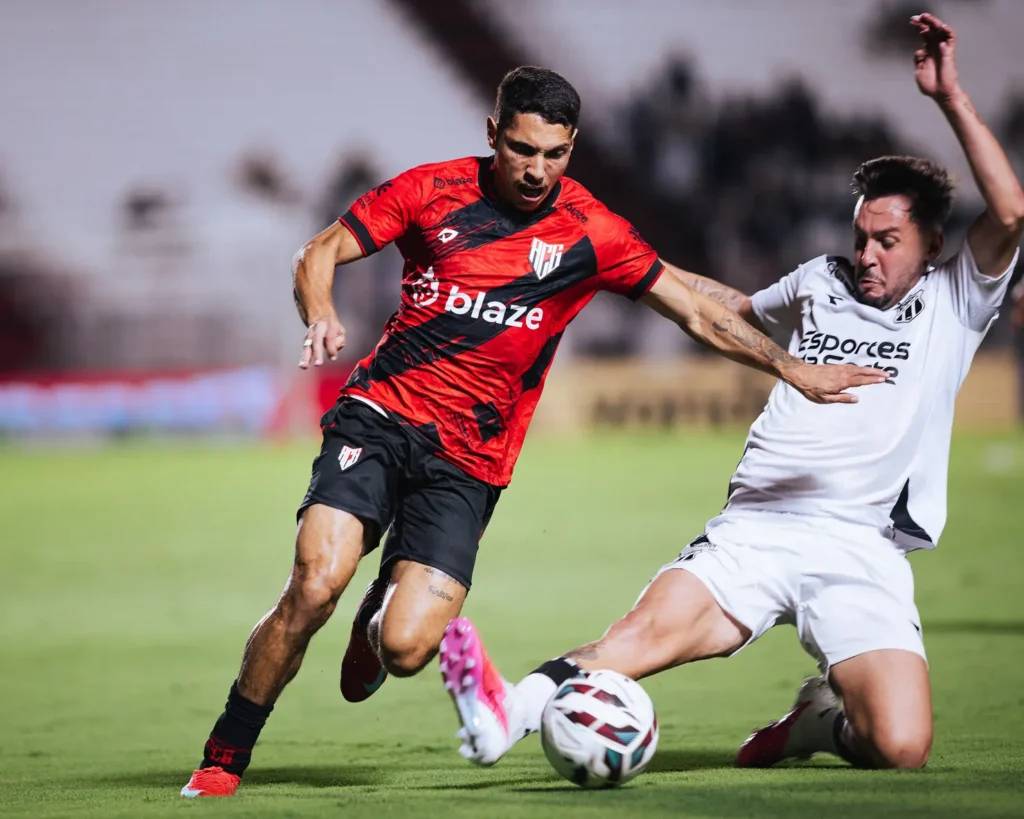 Atlético-GO vence o Ceará mesmo com um jogador a menos e encosta no G-6