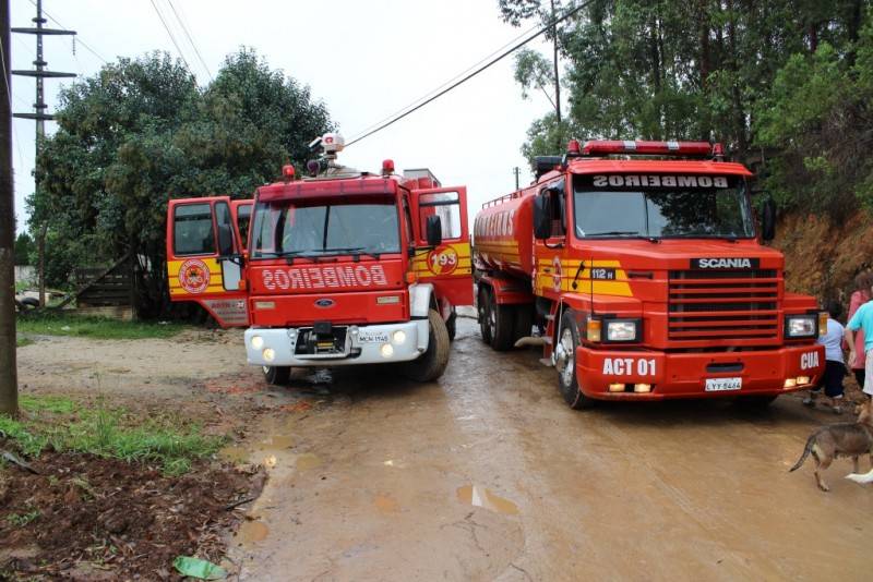 Casa é destruída em incêndio e moradora é levada ao hospital — foto 1