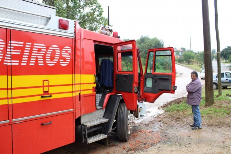 Casa é destruída em incêndio e moradora é levada ao hospital — foto 2