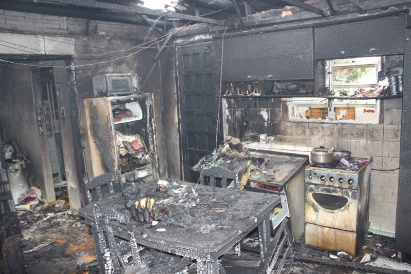 Casa é destruída em incêndio e moradora é levada ao hospital — foto 22