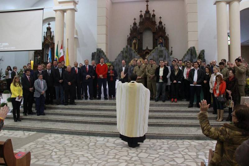 Em Içara, Cerco de Jericó celebra missa em homenagem aos três poderes — foto 1