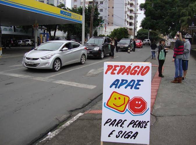 Apae Criciúma arrecada quase R$ 30 mil em pedágio — foto 2
