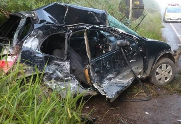 Carro colide em ônibus e motorista fica ferida — foto 1