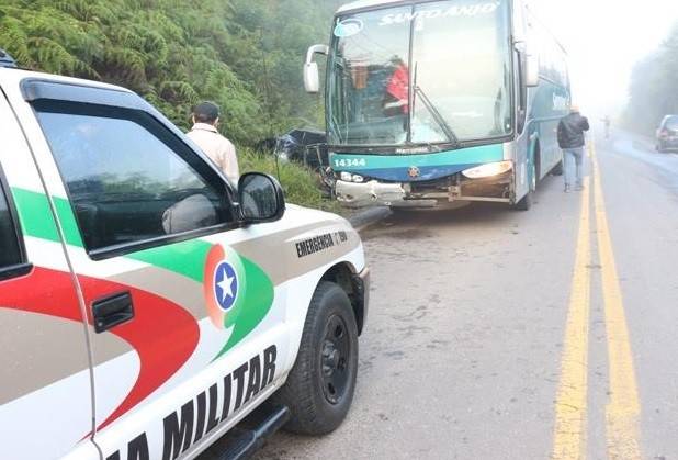 Carro colide em ônibus e motorista fica ferida — foto 2