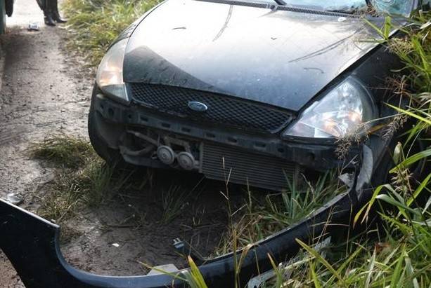 Carro colide em ônibus e motorista fica ferida — foto 3