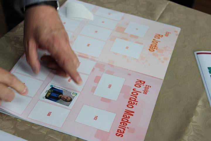Atletas de bocha de Siderópolis eternizados em álbum de figurinhas — foto 1