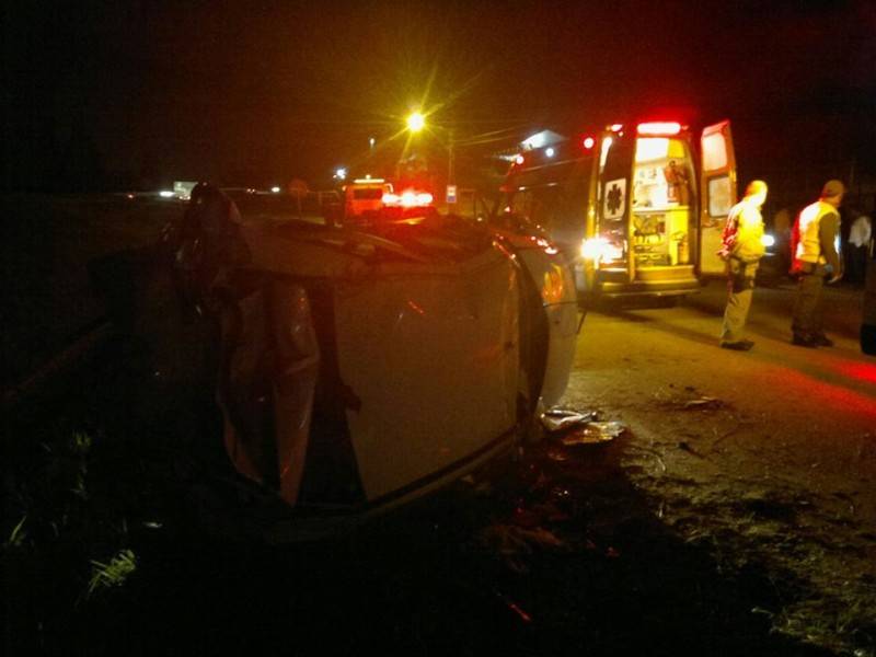Carro capota na BR-101 e três pessoas ficam feridas — foto 1