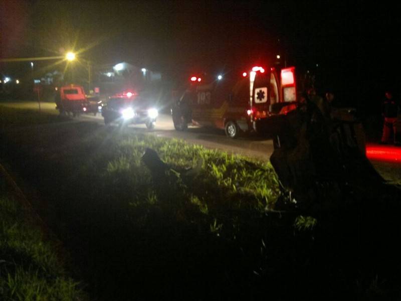 Carro capota na BR-101 e três pessoas ficam feridas — foto 2