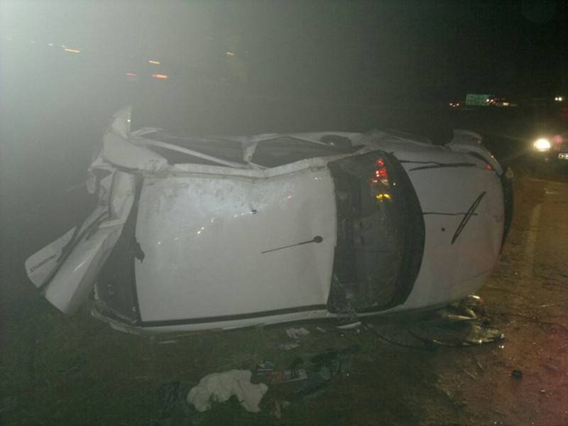 Carro capota na BR-101 e três pessoas ficam feridas — foto 4