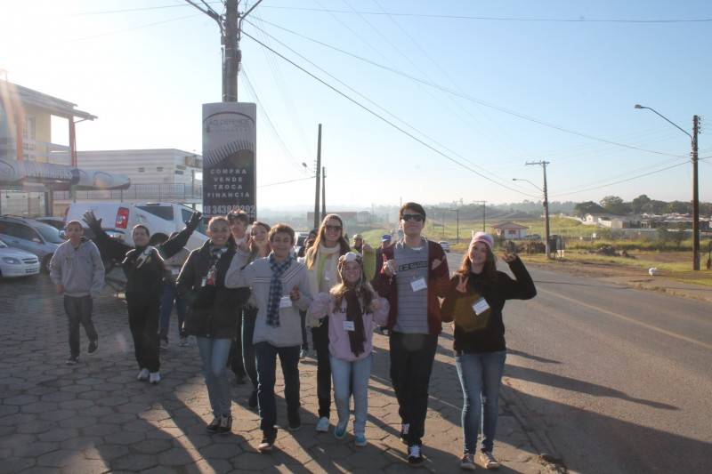 Rogacionistas realizam estágio vocacional com longa caminhada — foto 1