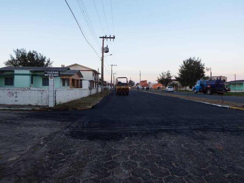 Avenida Beira Mar recebe capa asfáltica no Baln. Arroio do Silva — foto 1