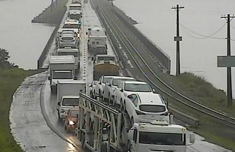 Contêiner tomba na BR-101 e fila se forma na região de Laguna — foto 1